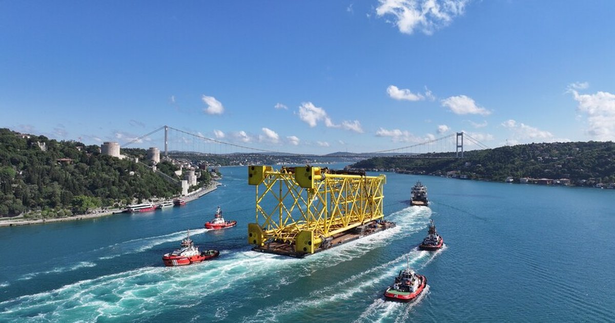 Doğal gaz boru hattı platformu İstanbul Boğazı'ndan geçti