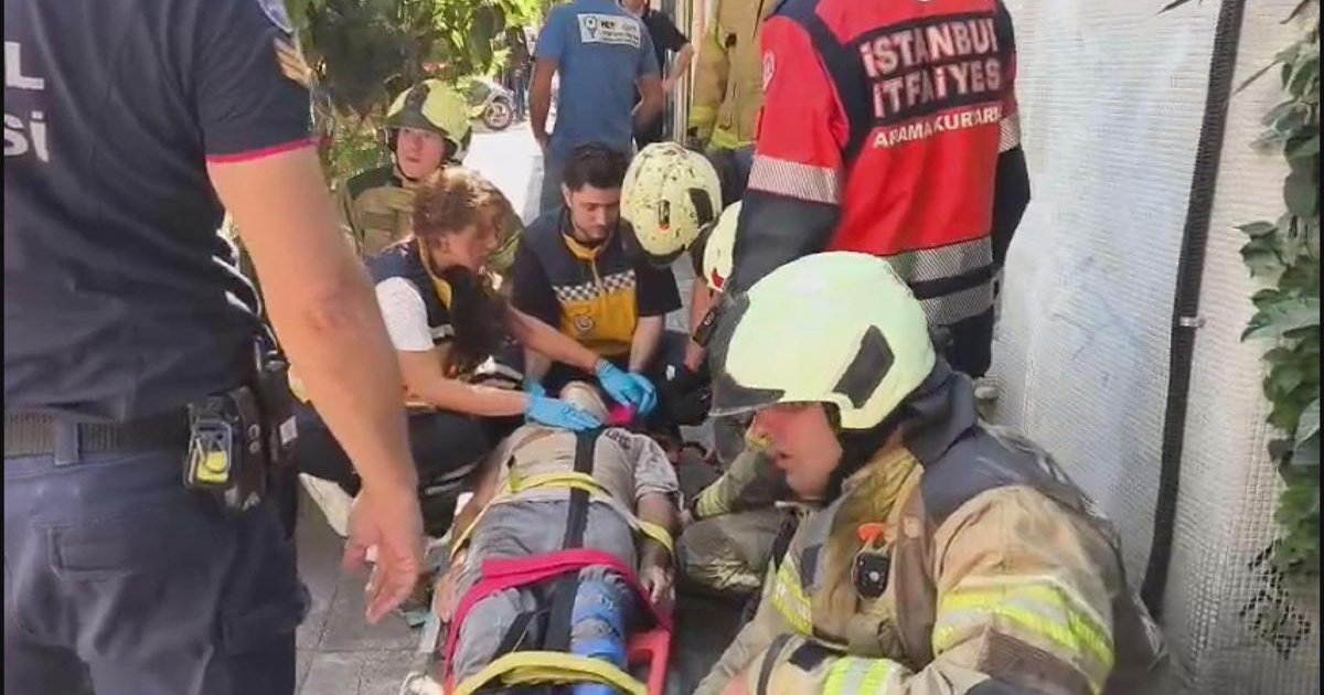Kadıköy'de yıkım sırasında kısmi çökme: İşçiler kurtarıldı
