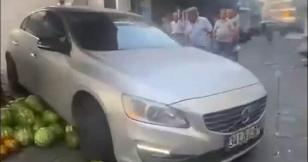Pazarcının karpuzlarını otomobille ezdi