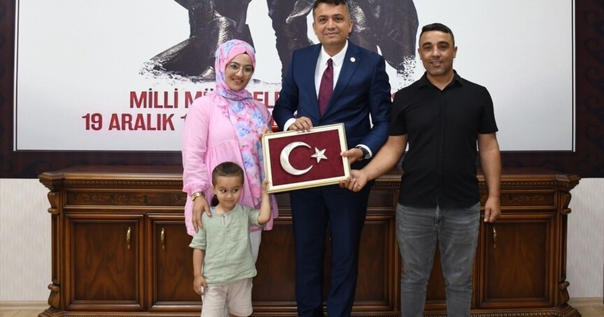 Hatay'da düşen Türk bayrağını sürücüler kaldırdı