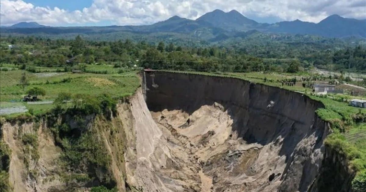 Endonezya'da büyük çukur oluştu