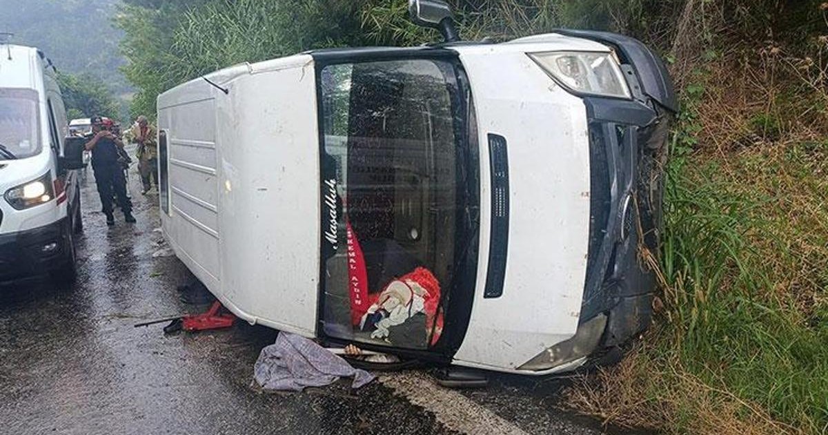 İzmir'de işçi servisi devrildi: 1 ölü, 10 yaralı