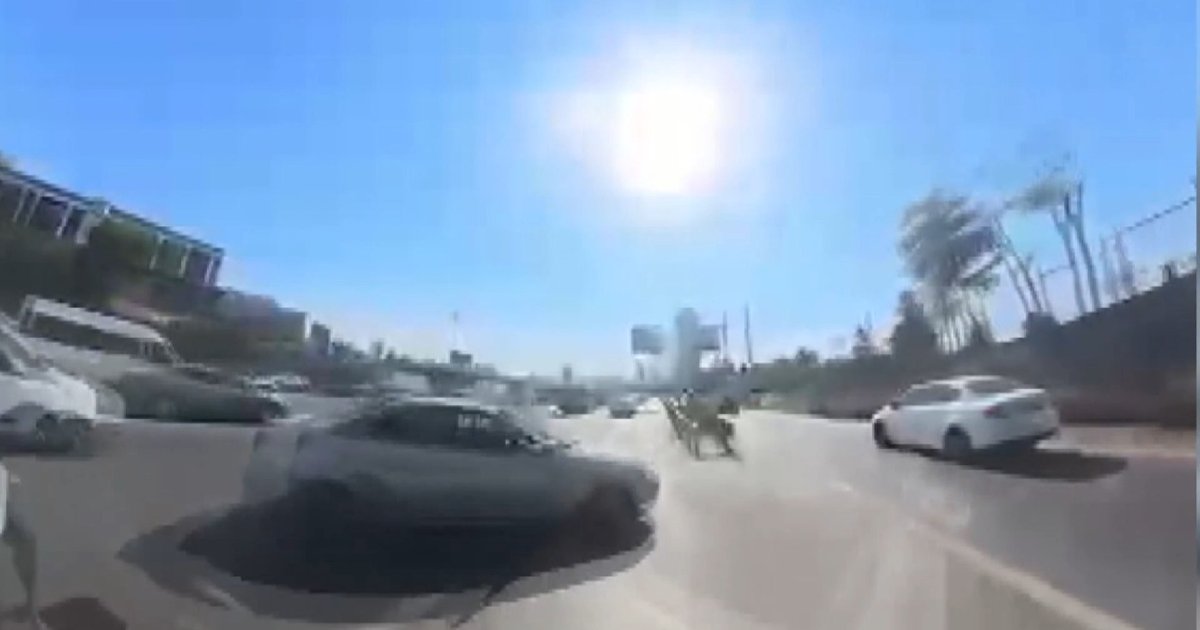 Kontrolsüz Yan Yola Giren Otomobil Motosiklete Çarptı