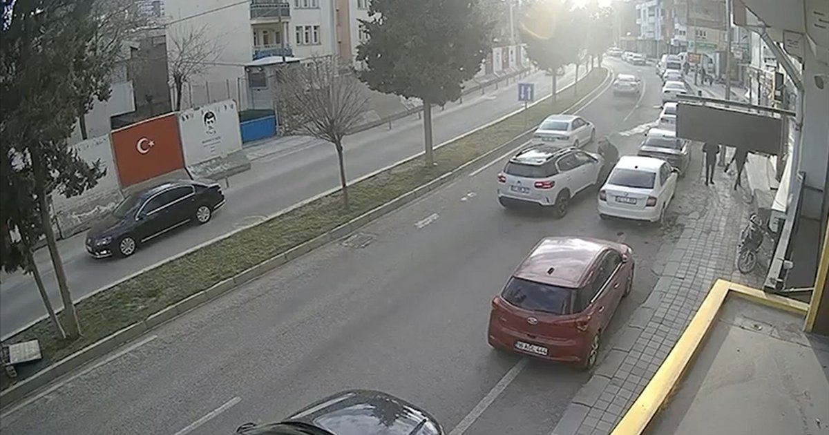 Mardin'de Trafik Kazası: Otomobil Yaya Geçidinde Kadına Çarptı