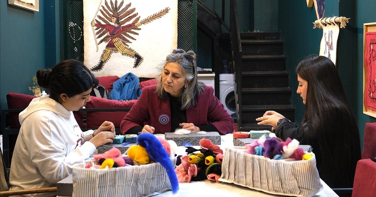 Van'da keçe sanatçısı Necmiye Tekin, geleneksel yöntemlerle sürdürdüğü mesleğini genç kuşaklara aktarmayı hedefliyor