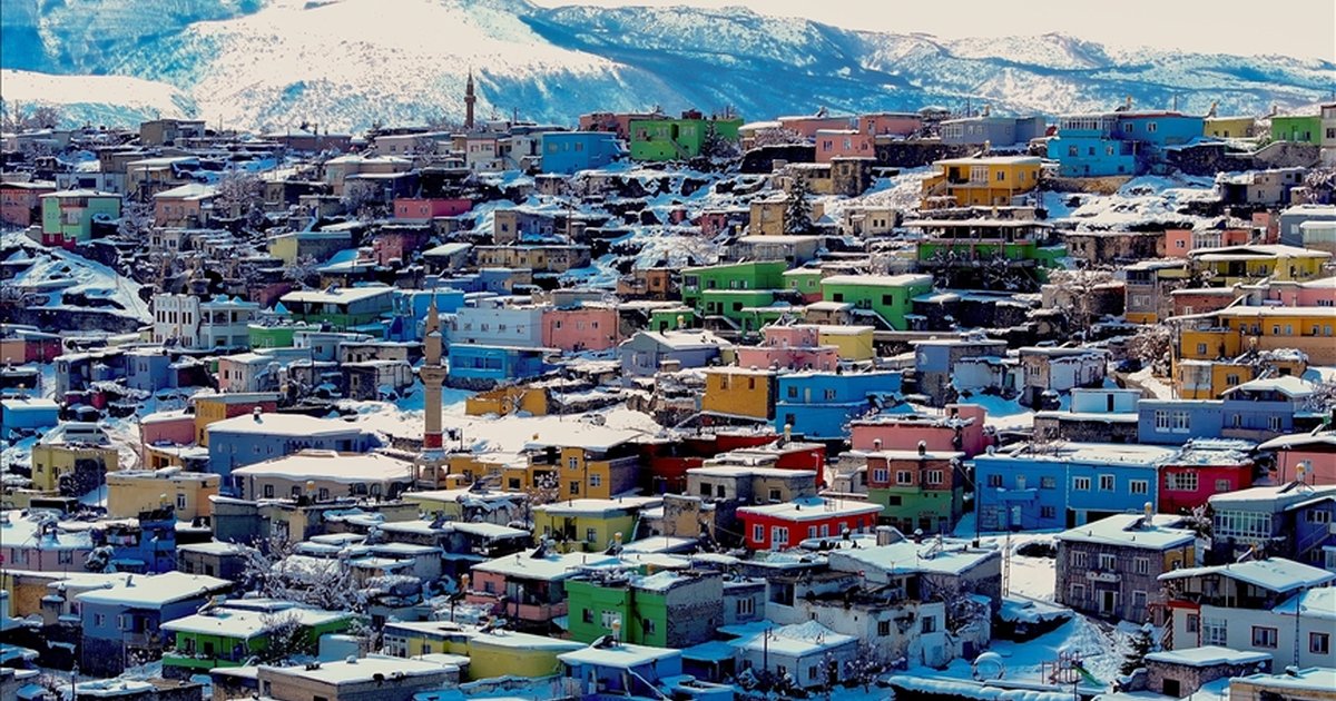 Kayseri'nin renkli evleri kardan beyaz örtüyle kaplandı