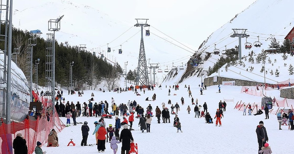 Palandöken'de bayramda kayak keyfi