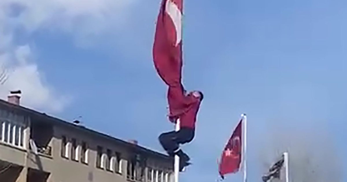 Erzurum'da genç adamın bayrak için 15 metrelik tırmanışı