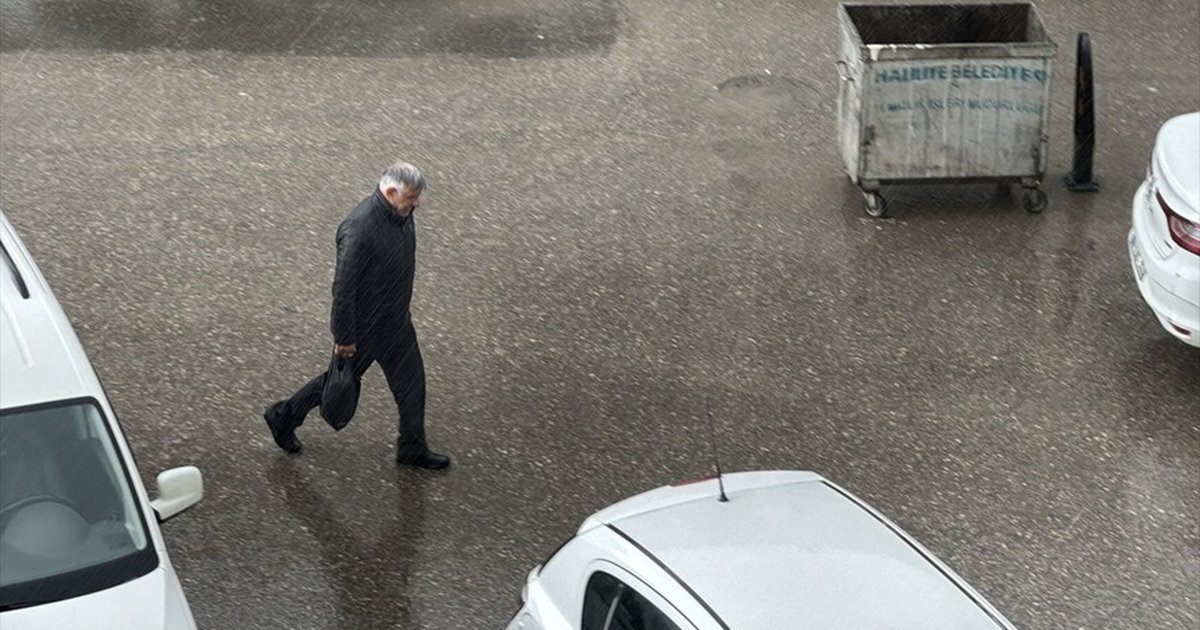 Sağanak yağışlar bazı illerde hayatı olumsuz etkiledi
