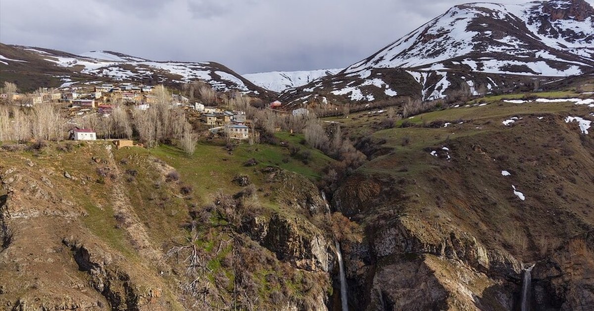 Bayburt'ta şelalelerin debisi karların erimesiyle artıyor