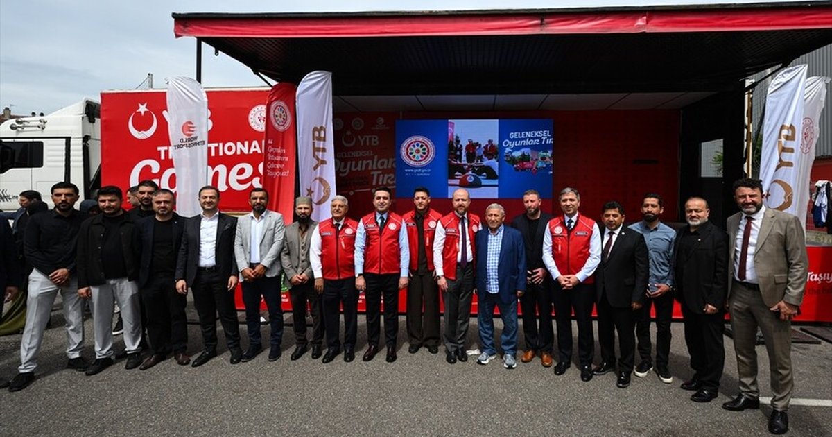 YTB'nin Geleneksel Oyunlar Tırı Lyon'da Gençlerle Buluştu