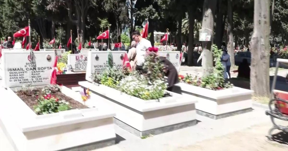 Şehit Yakınları Bayramda Edirnekapı Şehitliği'nde