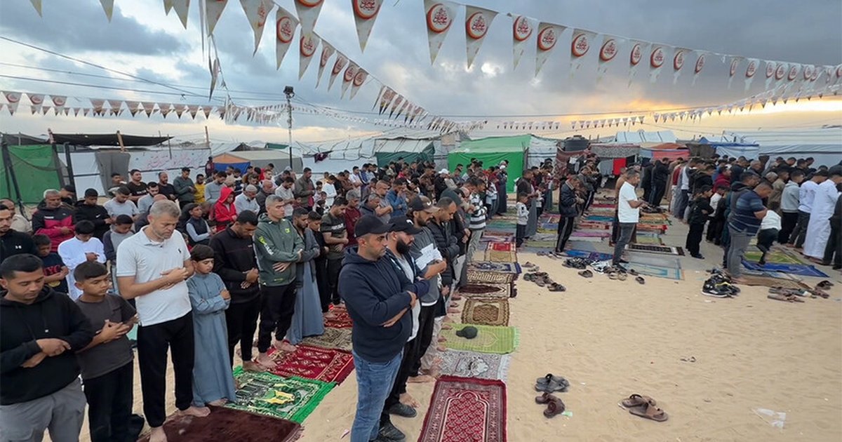 Gazze'de Filistinliler bayram namazını enkazda kıldı