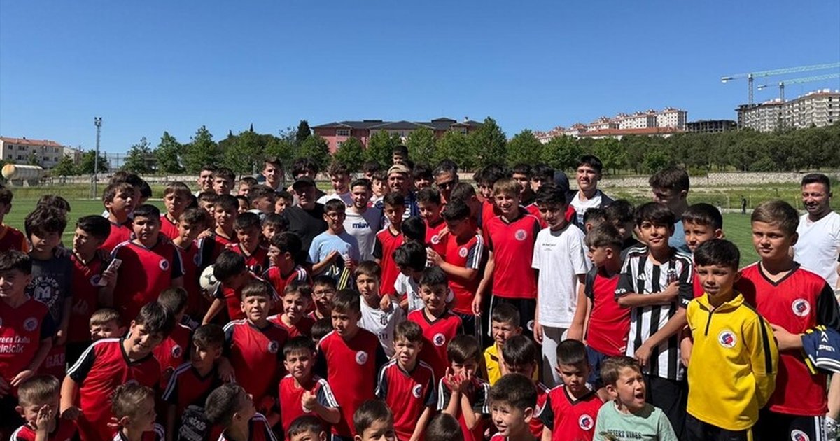 Cengiz Ünder Balıkesir'de genç futbolcularla buluştu