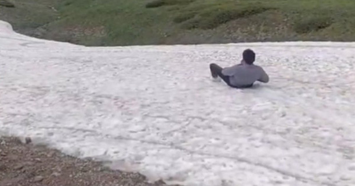 Köroğlu'nda kar keyfi: Poşetlerle kaydılar