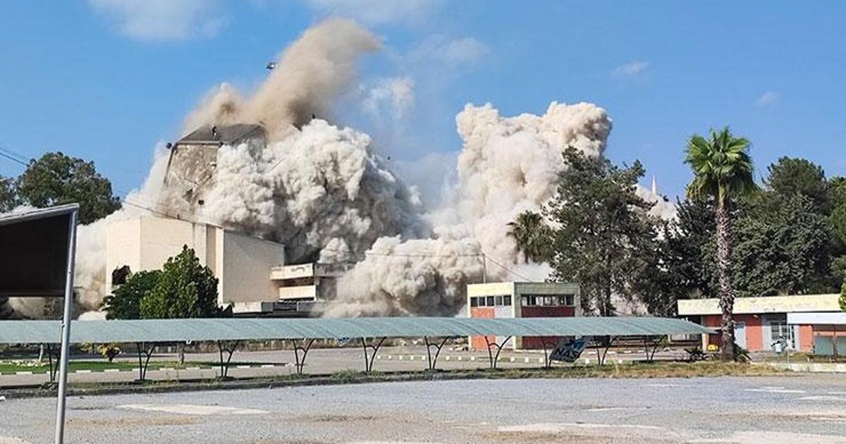 Adana'da 16 katlı bina dinamitle yıkıldı