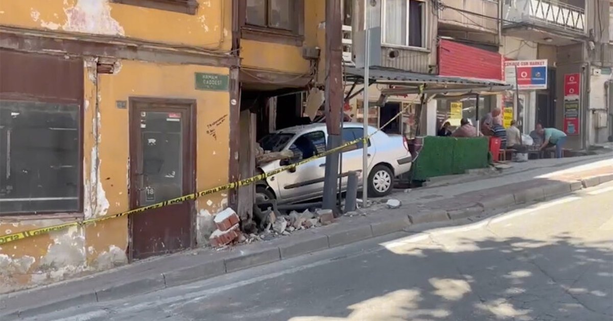 Bursa'da park halindeki araç 3 katlı binaya çarptı