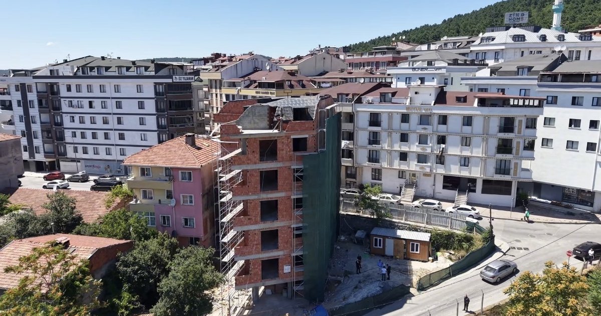 İstanbul'da binaya 'eğri' iddiası, belediye açıklama yaptı