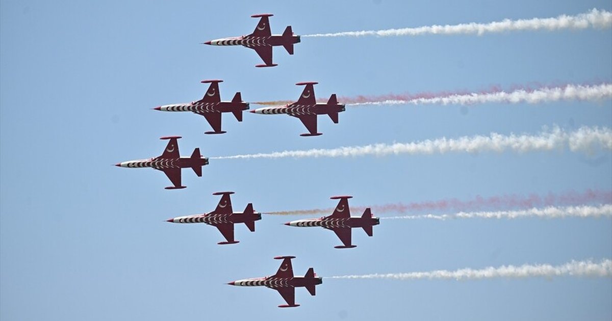Türk Yıldızları Belçika'da gövde gösterisi yaptı
