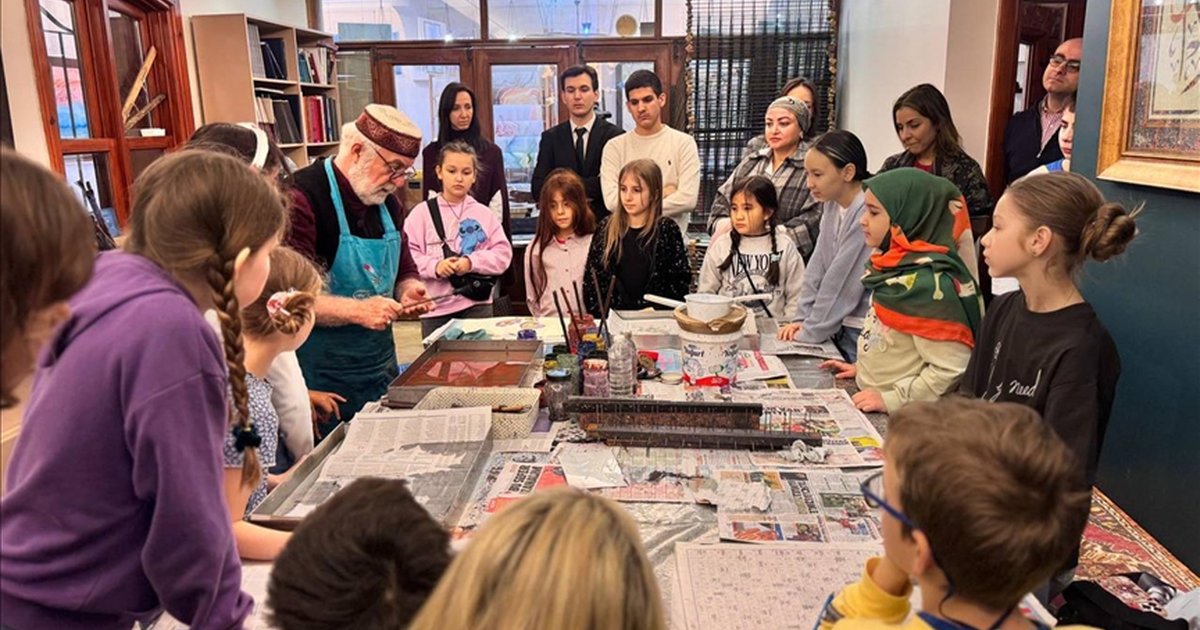 İstanbul'da yabancı diplomat çocuklarına ebru sanatı etkinliği