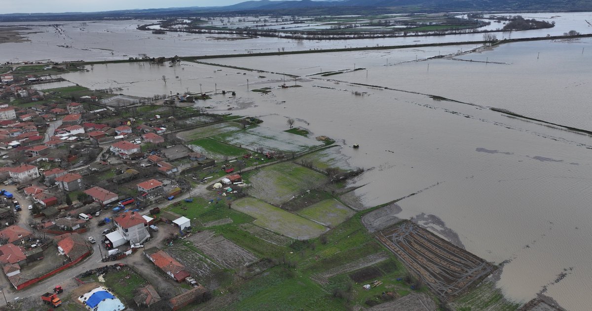 Edirne'de Tunca Nehri taşkın riski nedeniyle köprü kapatıldı