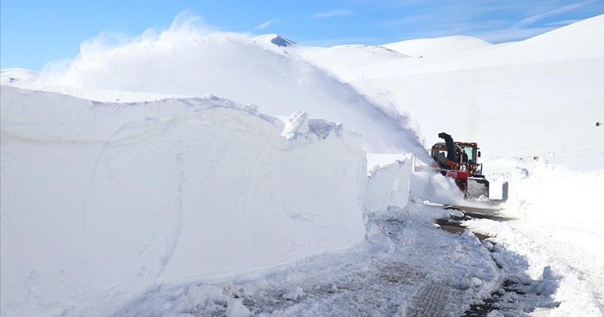 Karayolları ekipleri Ağrı-Kağızman yolunda karla mücadele ediyor