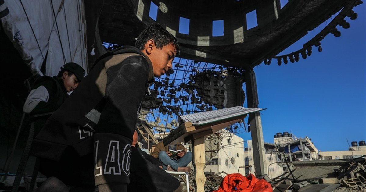 Filistinli çocuklar, camide Kur'an-ı Kerim okuyor