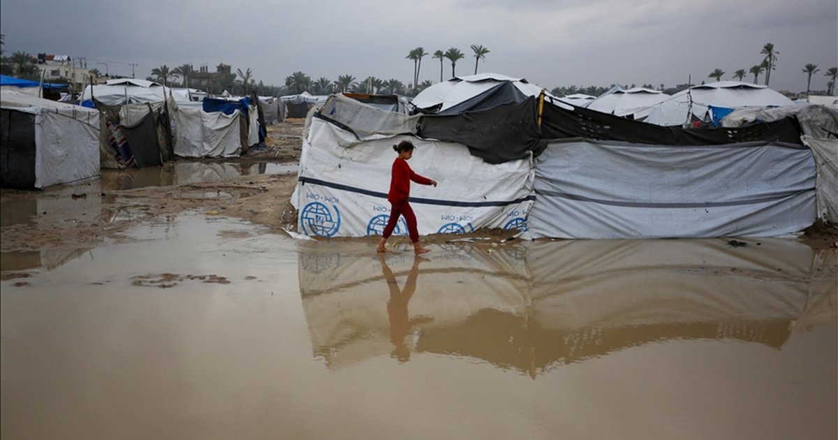 Gazze'de şiddetli yağışlar yerinden edilenleri vurdu