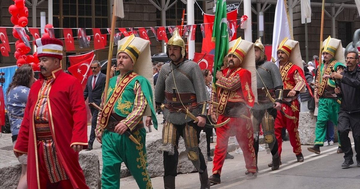 New York'ta 43. Türk Günü Yürüyüşü için bayrak çekme töreni