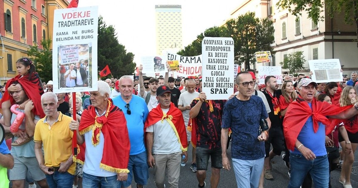 Arnavutluk'ta turizm projesine karşı gösteriler 20. gününde