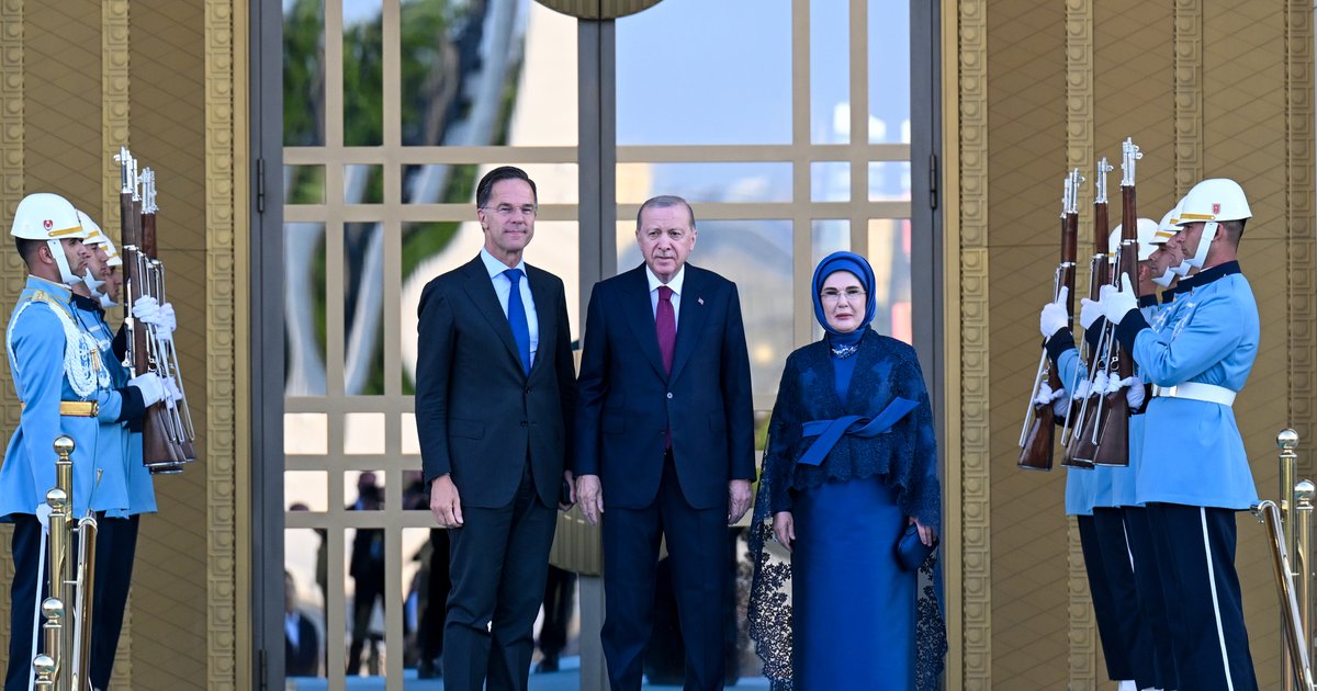 Erdoğan'dan NATO Zirvesi'nde liderlere sıcak karşılama