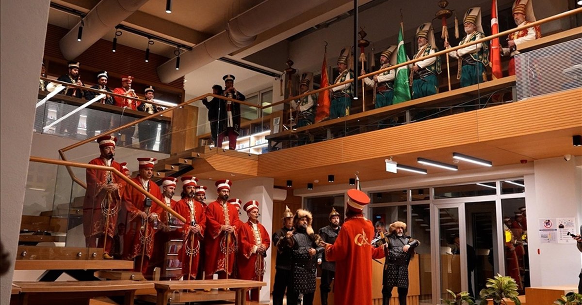 Düzce'de Sahura Kadar Açık Kütüphanede Mehter Sürprizi