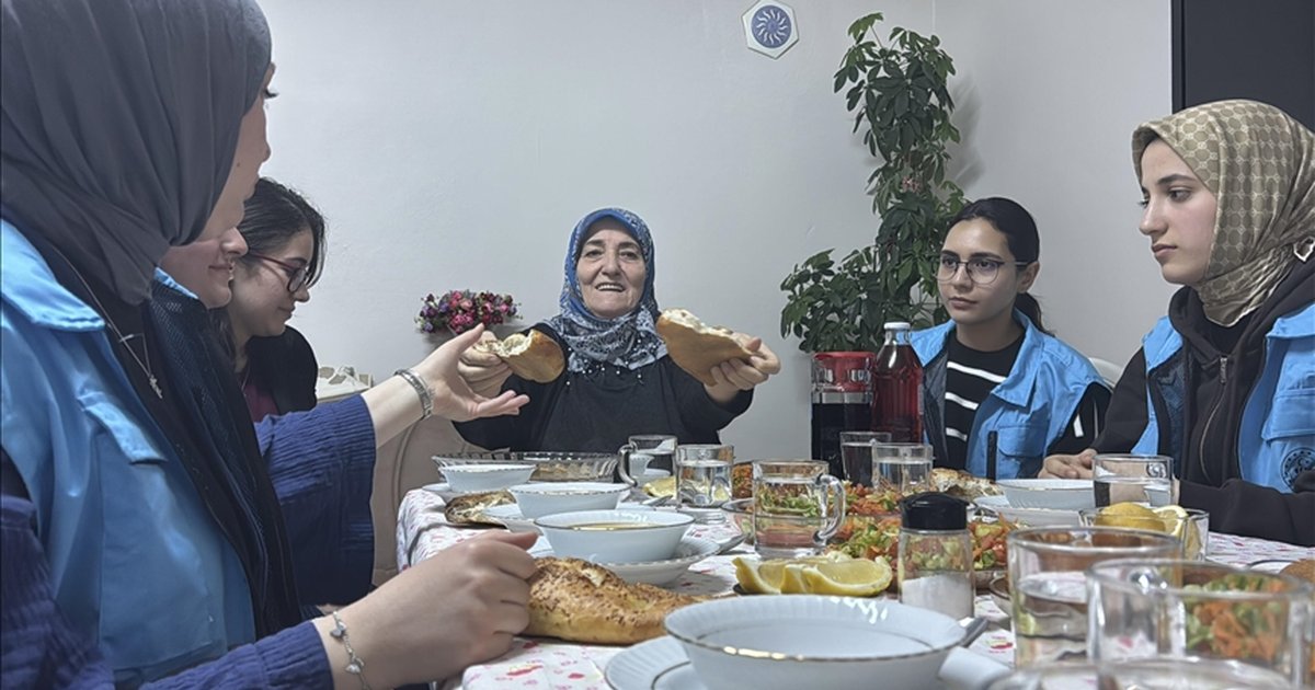 Üniversiteli gençler yaşlılarla iftar yapıyor
