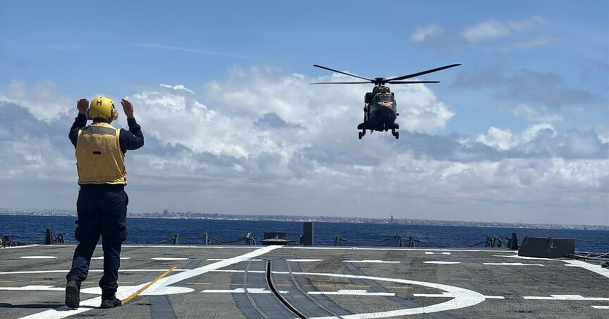 Türk helikopteri Somali açıklarında gemi eğitimi yaptı