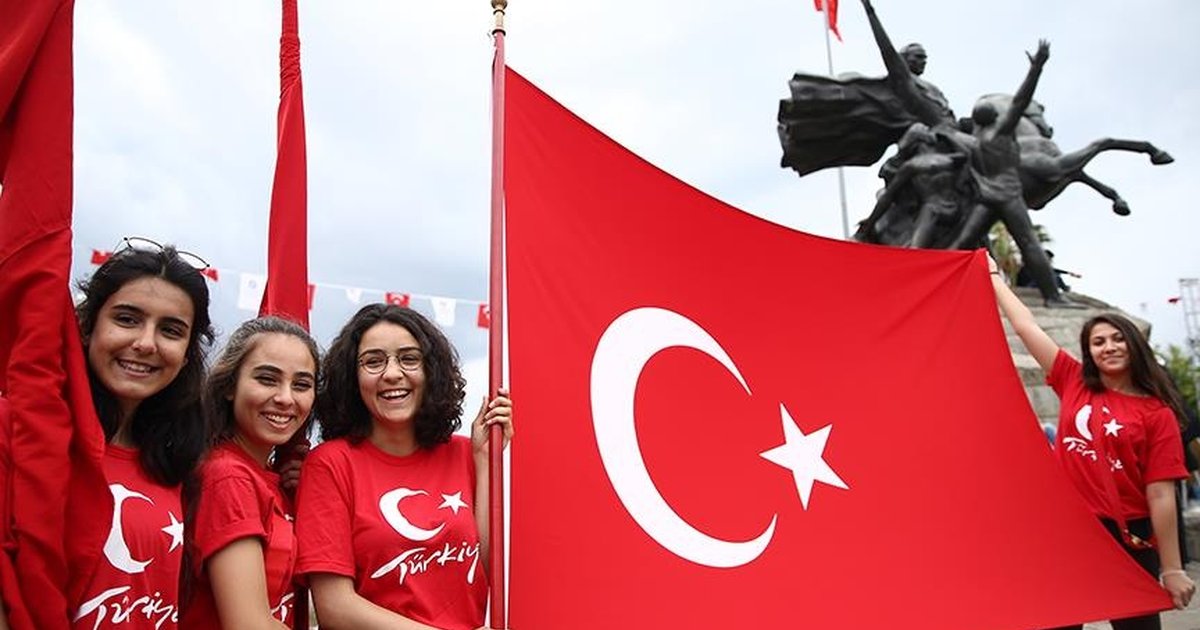 19 Mayıs Salı okullar tatil mi? Bankalar kapalı mı?