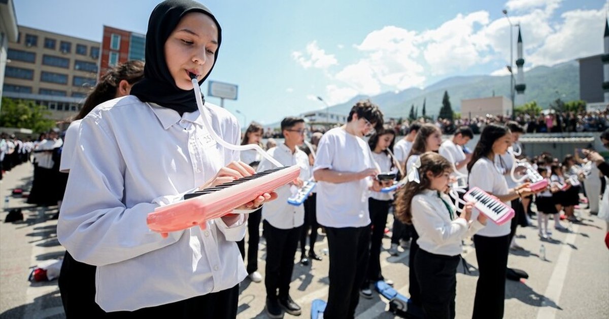 985 öğrenci melodika rekoru deniyor