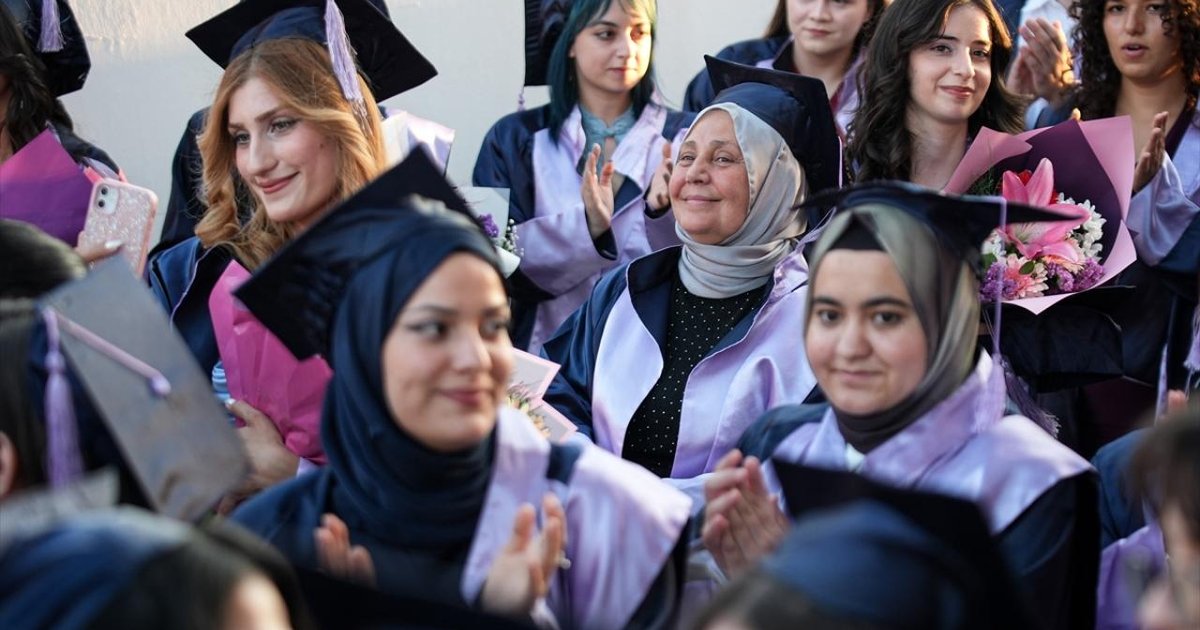38 yıl sonra üniversiteyi bitirdi, fakülte birincisi oldu