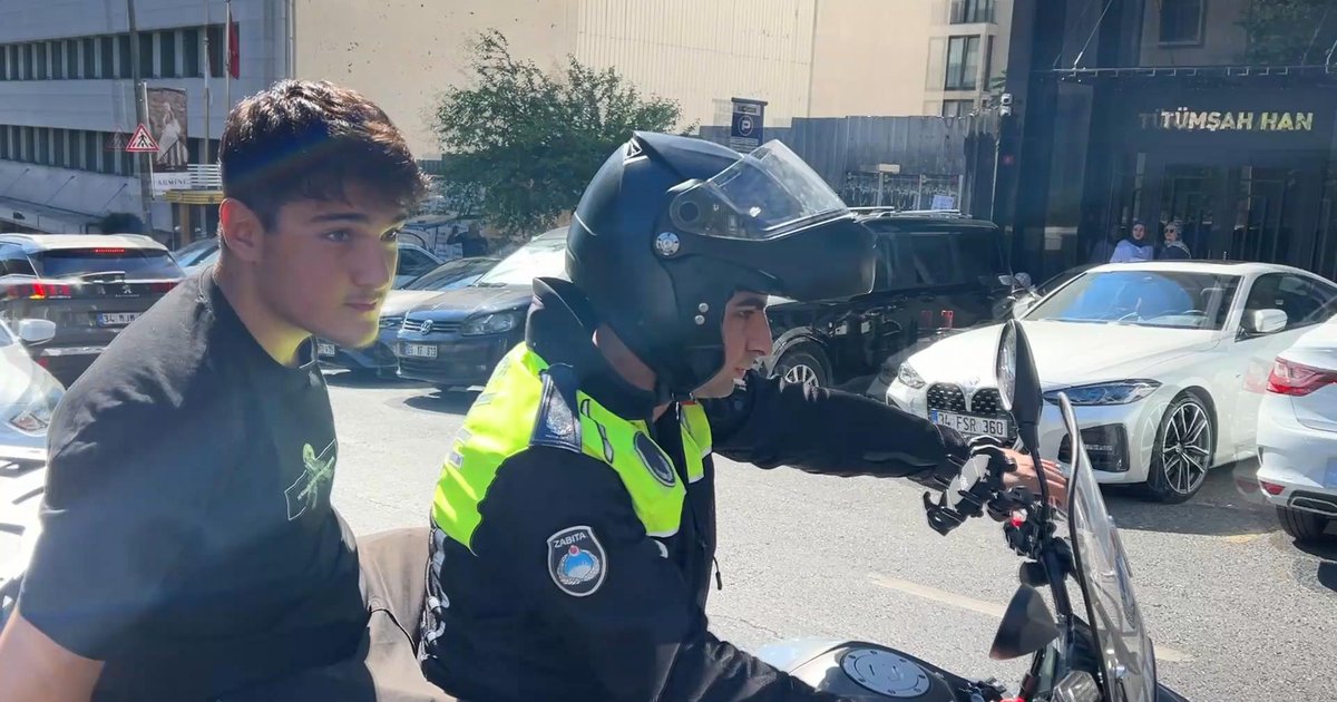 YKS öncesi motosikletli zabıtanın öğrenci yardımına koşması