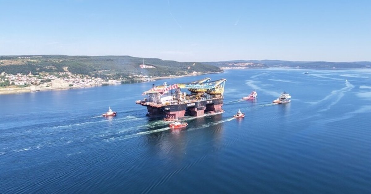 Dev vinç gemisi Çanakkale Boğazı'ndan geçti