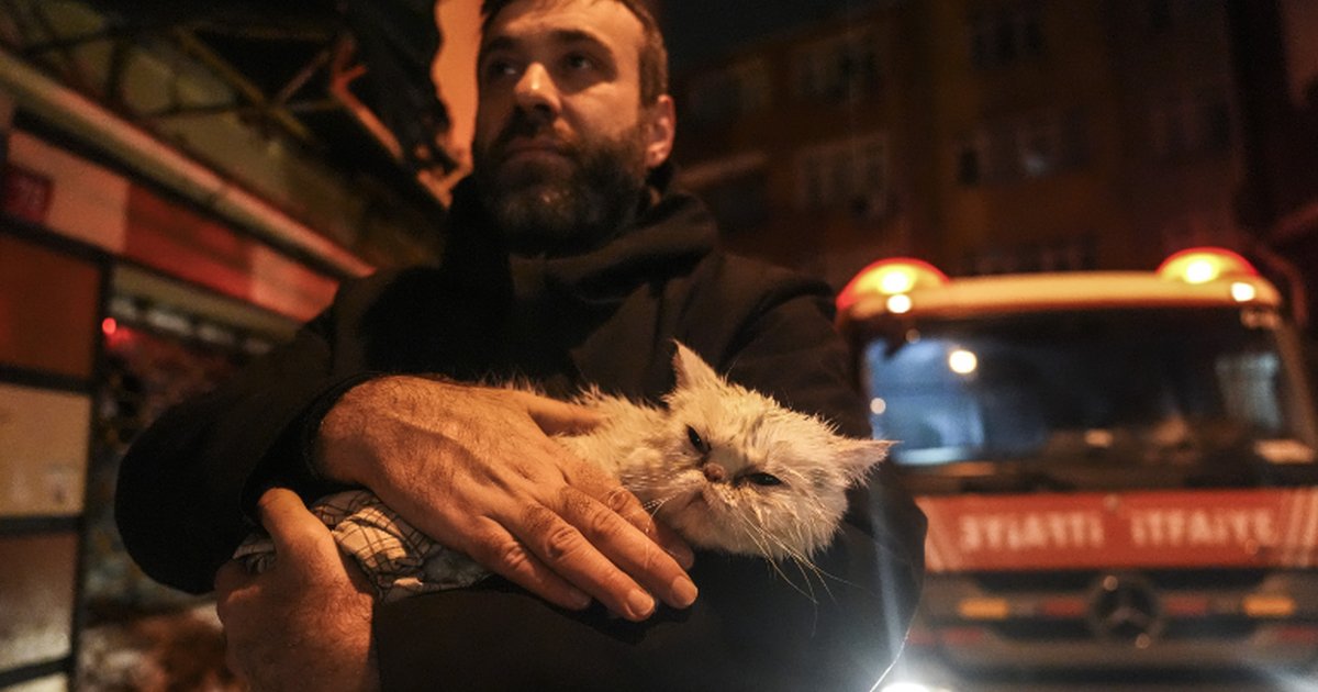 Fatih'te metruk binada çıkan yangın söndürüldü