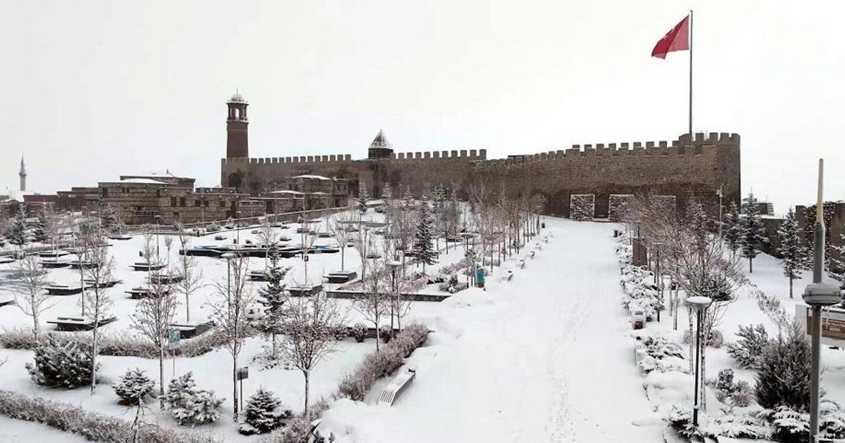 Erzurum'da 20 Yılın En Yoğun Kar Yağışı: 60 Santimetre