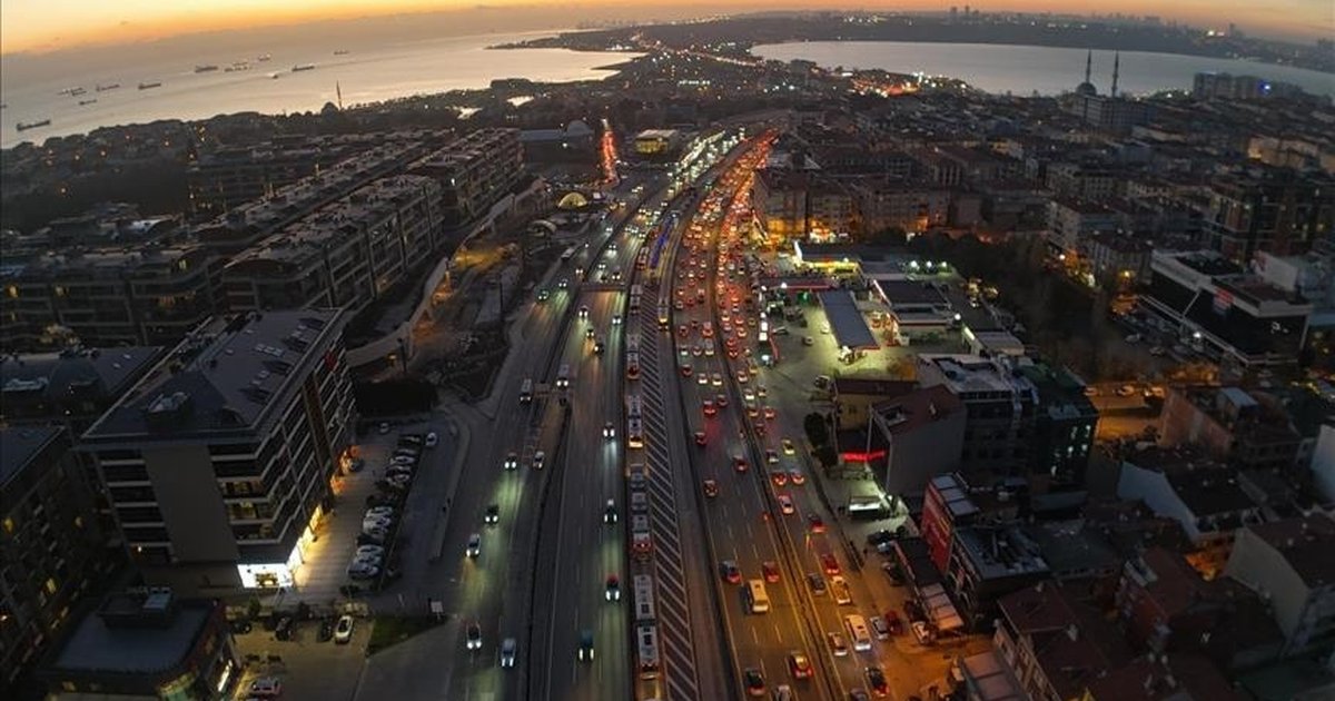 İstanbul'da iftar öncesi trafik yoğunluğu