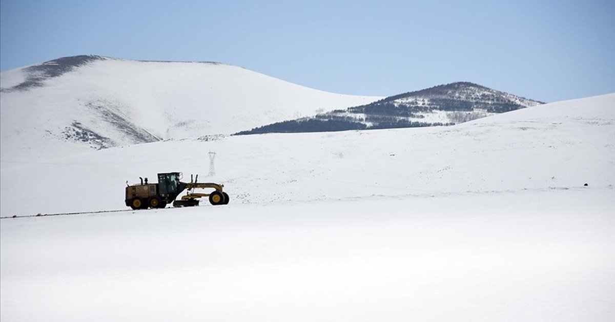 Bayburt'ta kar kaplanları Ramazan Bayramı'nda yolları açık tutuyor
