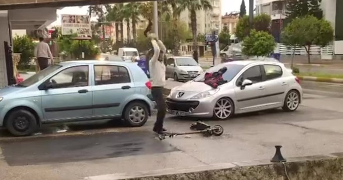 Scooter arızasına sinirlendi, öfkesini taşla çıkardı