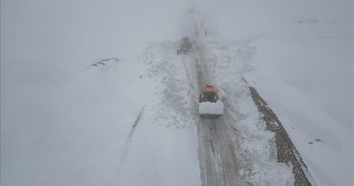 Erzincan'da karayolları ekipleri 4 metrelik karla mücadele ediyor