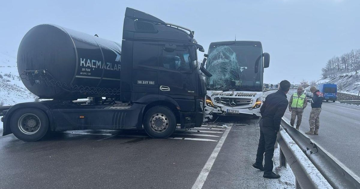 Erzurum'da kaygan yolda zincirleme kaza: 5 yaralı