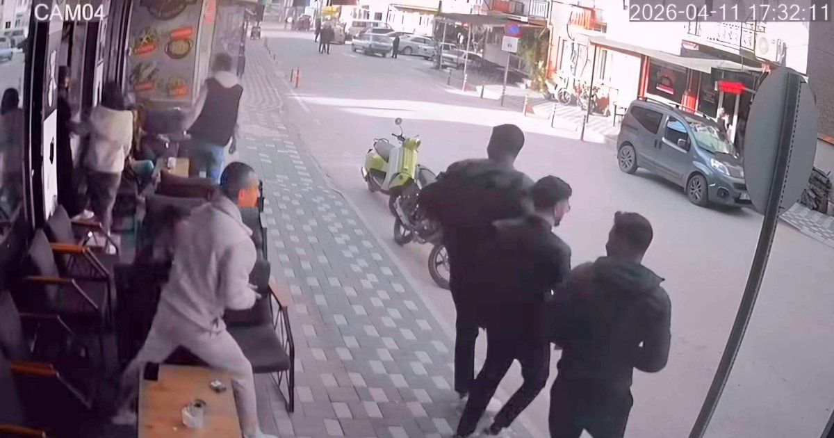 Simav'da 4.8 büyüklüğünde deprem anı kamerada