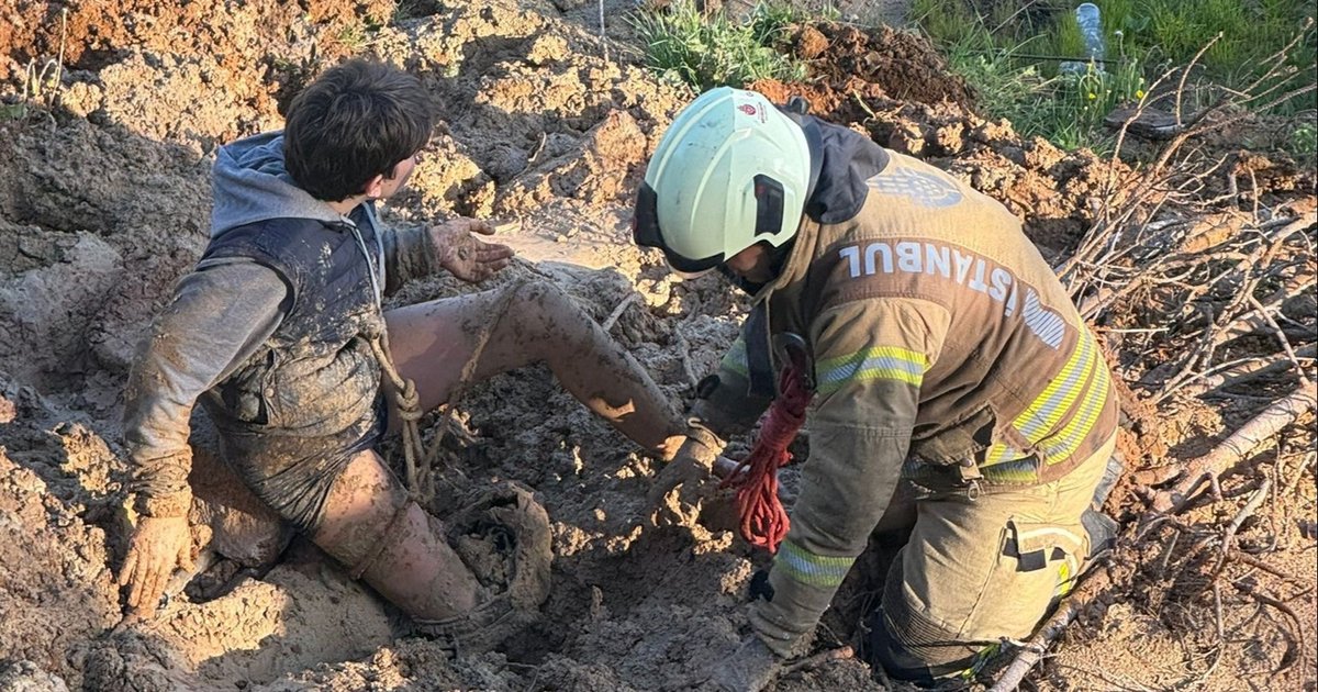 Çocuk çamura saplandı, polis imdadına yetişti