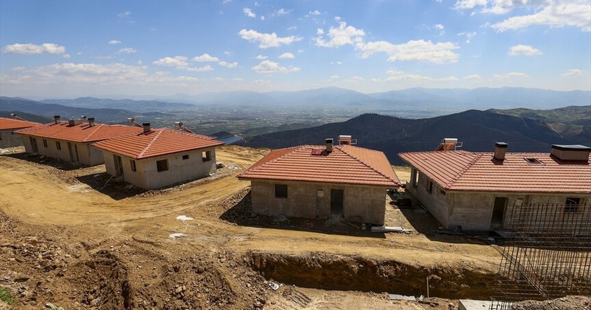 İzmir'de orman yangını sonrası yeni köy evleri yıl dönümünden önce teslim