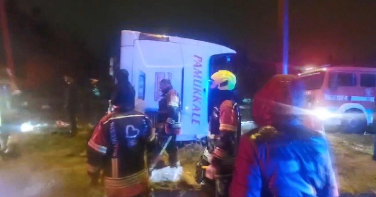 Balıkesir'de yolcu otobüsü devrildi: 3 ölü, 31 yaralı